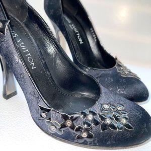 Louis Vuitton - Vintage Logo Monogram Pumps in Patent Leather/Satin/Charms Sz 38